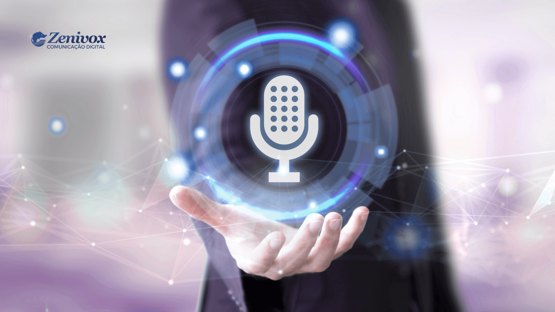 Mão segurando ícone de microfone digital com efeitos tecnológicos, simbolizando como atrair clientes por pesquisa por voz.