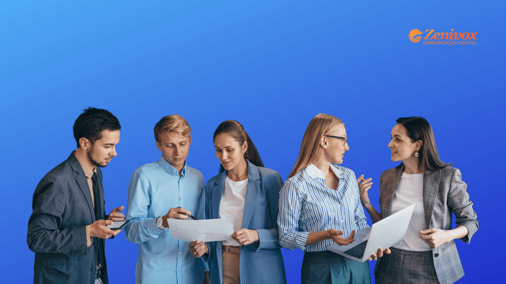 Equipe de profissionais de negócios discutindo estratégias com papéis e notebook em mãos, sobre fundo azul com logo da Zenivox no canto superior direito, representando colaboração e personalização no contexto de vendas B2B.