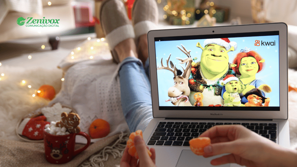 Pessoa assiste a Shrek em clima natalino pelo Kwai em um notebook, com ambiente aconchegante, luzes decorativas e tangerinas. Referência lúdica sobre influência e engajamento no Kwai com base no personagem Shrek.