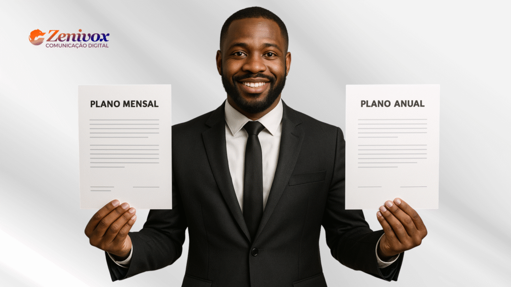 Homem sorridente, vestido com terno e gravata, segura duas folhas: uma com a inscrição “PLANO MENSAL” e outra com “PLANO ANUAL”. A imagem simboliza a técnica de fechamento alternativo em vendas, onde o cliente é direcionado a escolher entre duas opções positivas em vez de recusar a proposta.
