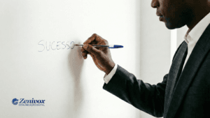 Empresário escrevendo a palavra sucesso com caneta BIC em uma parede branca, representando um exemplo de propaganda publicitária simples, minimalista e focada na força do produto.