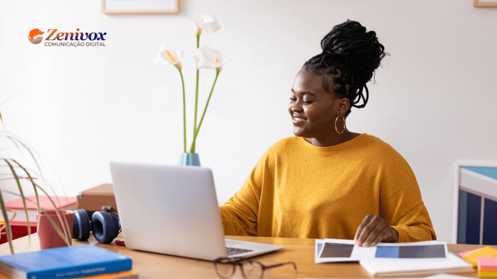 Mulher trabalhando no notebook em ambiente residencial organizado representando empreendedorismo em casa e novas ideias de negócios