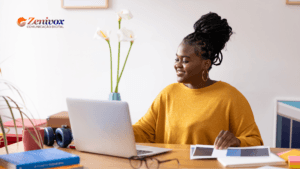 Mulher trabalhando no notebook em ambiente residencial organizado representando empreendedorismo em casa e novas ideias de negócios