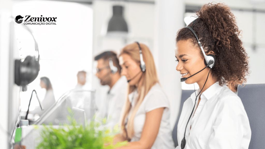 Equipe de vendedor interno utilizando headset em central de atendimento organizada e focada em performance comercial