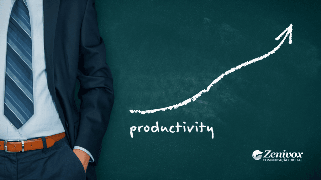 Imagem sobre produtividade mostrando gráfico de crescimento desenhado em lousa e empresário de terno, simbolizando aumento de produtividade