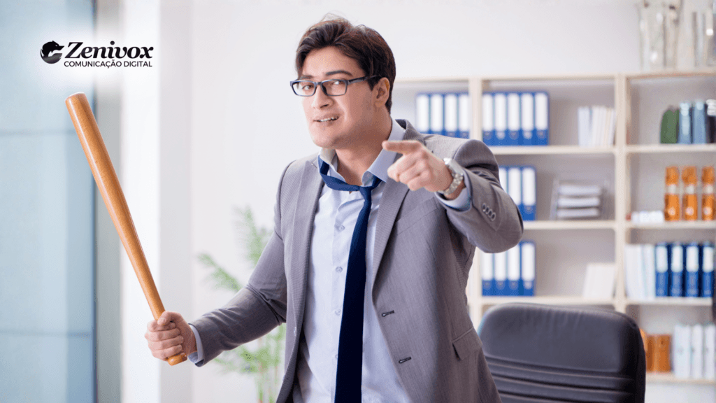 Homem de terno em um escritório apontando para a frente enquanto segura um taco de madeira, representando marketing agressivo como uma estratégia de pressão, confronto e domínio sobre concorrentes.