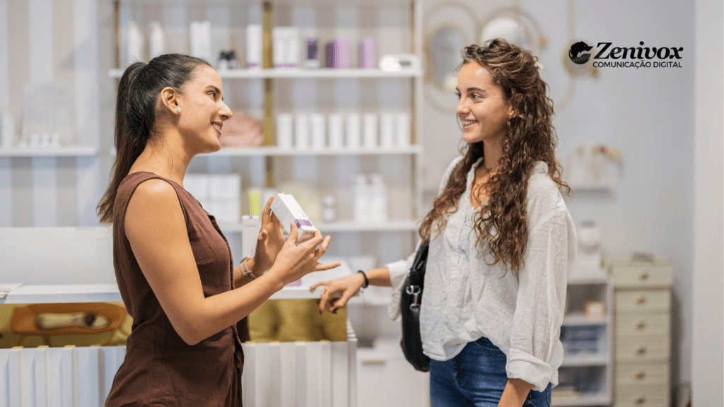 Venda assistida no varejo: consultora orienta a cliente sobre o produto ideal em um ambiente de loja, demonstrando venda assistida baseada em escuta, confiança e decisão guiada.