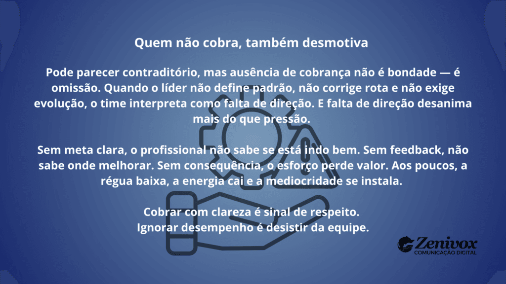 Card corporativo com fundo azul e frase “Quem não cobra, também desmotiva”, explicando como ausência de metas e feedback afeta o desempenho, reforçando a importância do gerenciamento de pessoas.