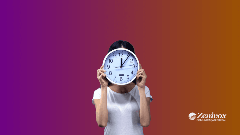 Pessoa segurando um relógio na frente do rosto, simbolizando o impacto do tempo de resposta no atendimento e na tomada de decisão rápida