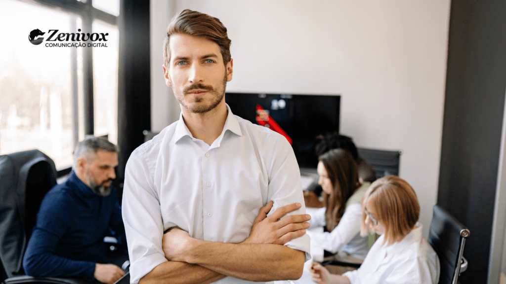 Gestor administrativo liderando equipe no escritório enquanto acompanha e organiza processos da rotina administrativa da empresa.