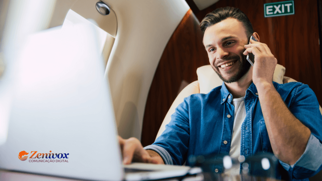 Vendas diretas: vendedor conversando por telefone enquanto utiliza notebook, representando negociação ativa e fechamento de clientes em tempo real